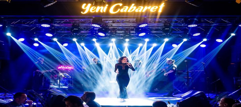 Alya Şahinler İzmir Sahnesini Salladı! Cesur Tercihiyle Göz Kamaştırdı!