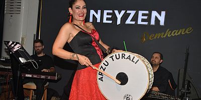 ARZU TURALI’DAN DAVUL ŞOV