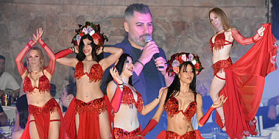 Kaleiçi'nde Müzik Ziyafeti: Sedat Gönülaçar'dan Unutulmaz Performans, Nur Avcı'nın Dansçıları Nefes Kesti!