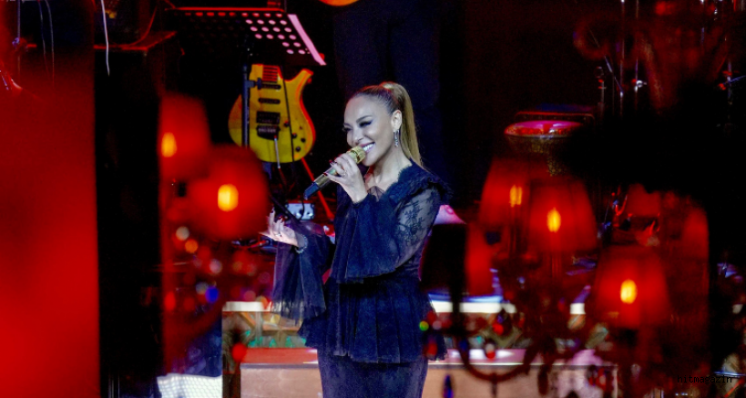 Ziynet Sali'den Muazzez Abacı'ya Kalpleri Titreten Saygı Duruşu...